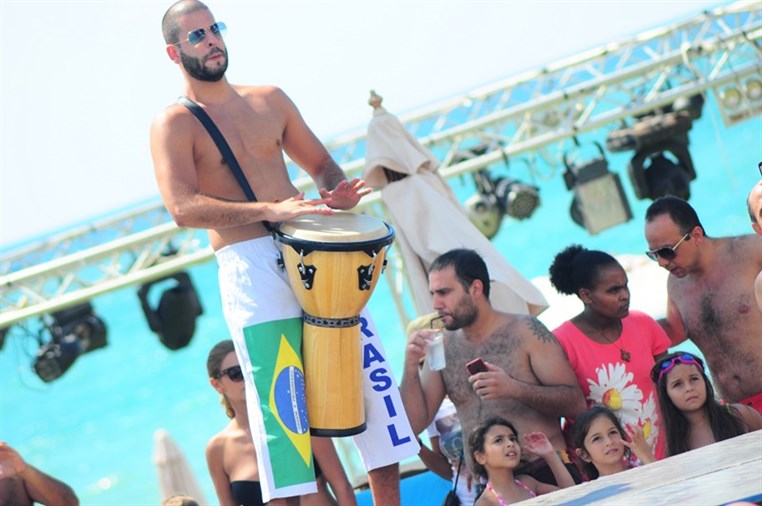 Cyan Sunday Club Lets Carnival